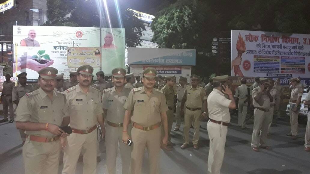  Lucknow SSP deepak kumar instructs police men at mid night in Lucknow.