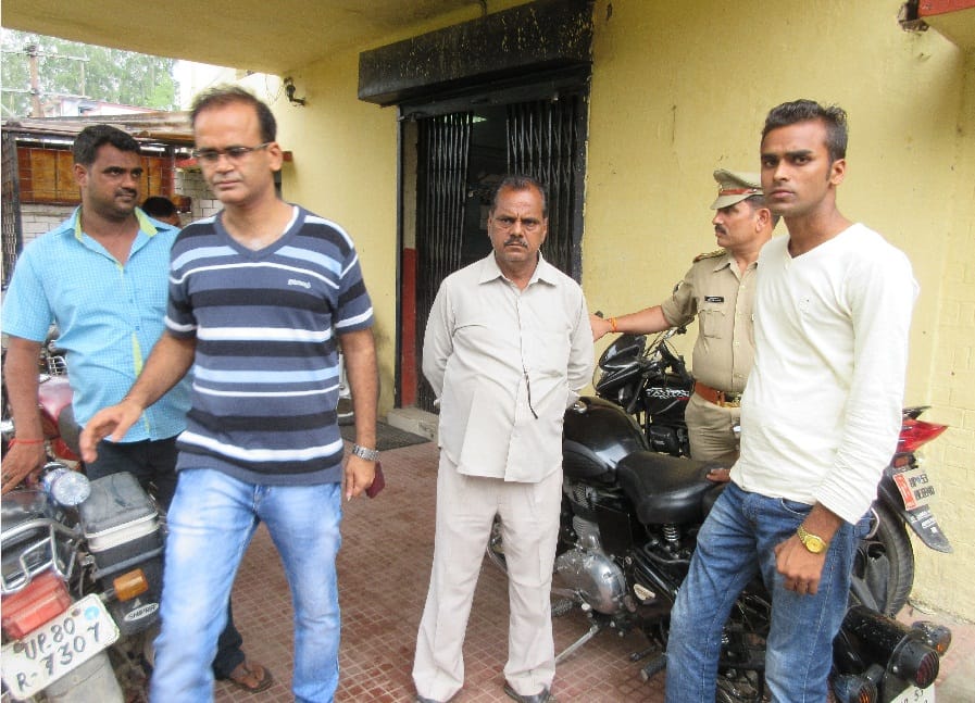Robbery of 50 thousands rupees