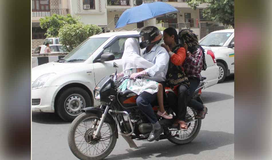 man died due to summer in greater noida during bus journey