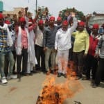 राबर्ट्सगंज कचहरी तिराहा पर एमपी सरकार का पुतला फूंकते सपा कार्यकर्ता।