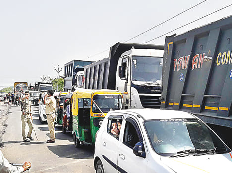 For two hours   jam in Aaraia-Dibiyapur route