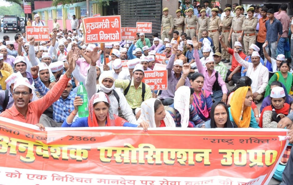 lathicharge on computer anudeshak in lucknow in uttar pradesh.