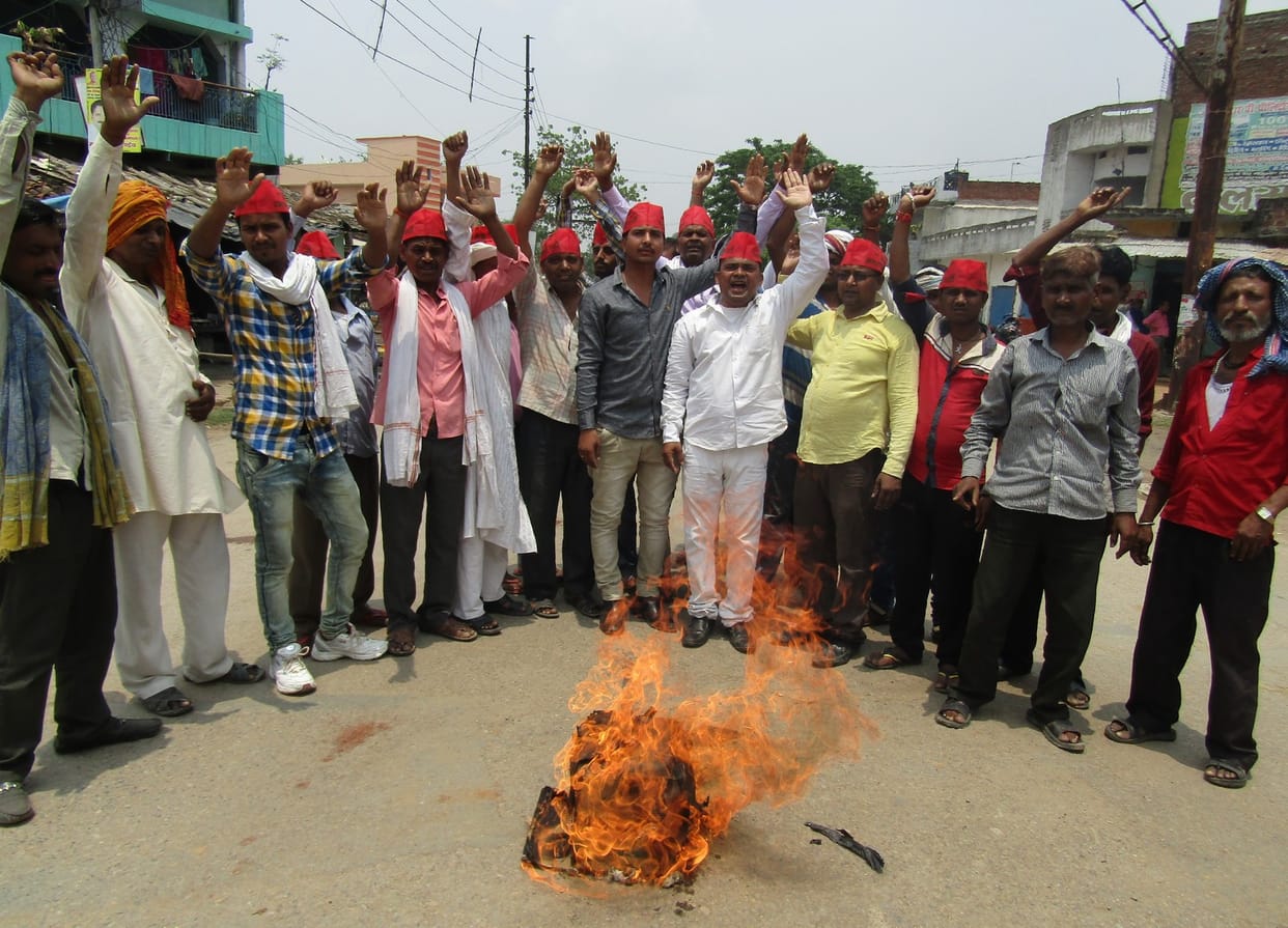 samajwati party workers fired the effigy of madhyapradesh gov