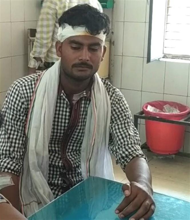 Hathras, Two mobile cash lovers beat the photographer