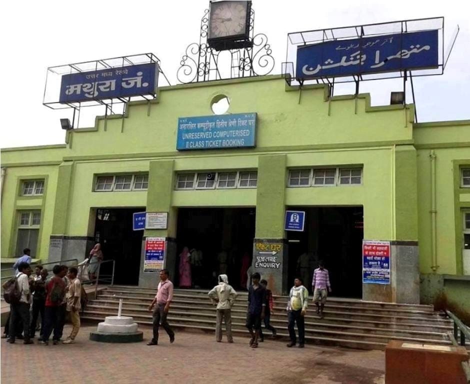 मथुरा जंक्शन के फूड प्लाजा पर परोस दिया घटिया खाना