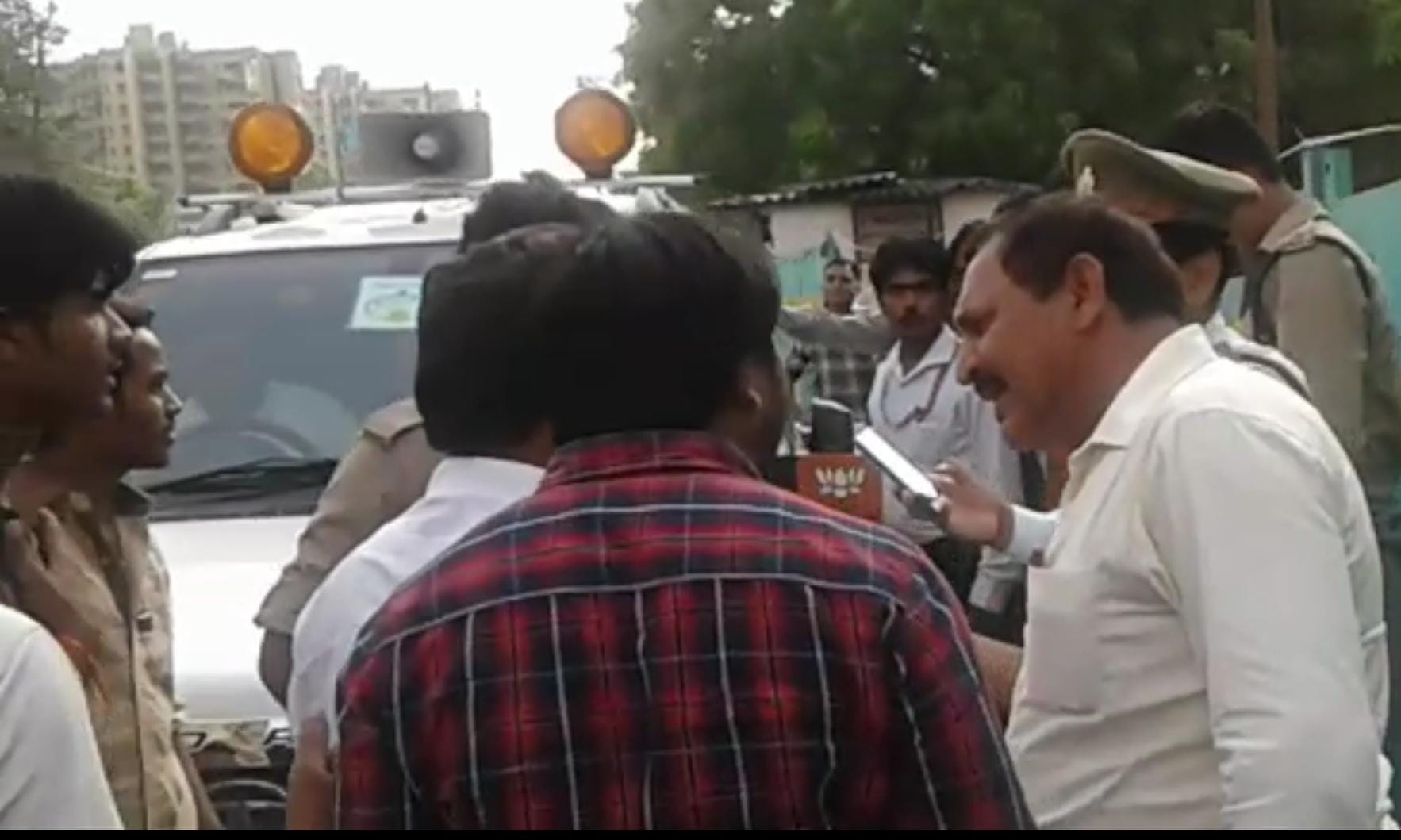 bjp mla and his supporters misbehaved with traffic police in lucknow