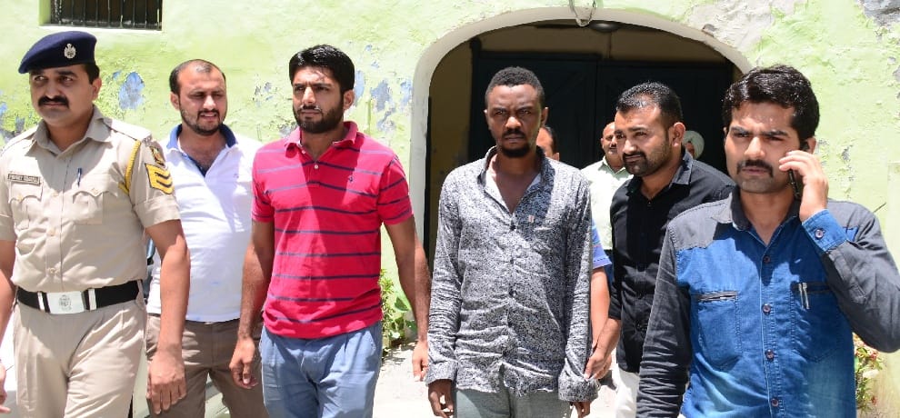 nigerian drug smuggler arrested from delhi by himachal police