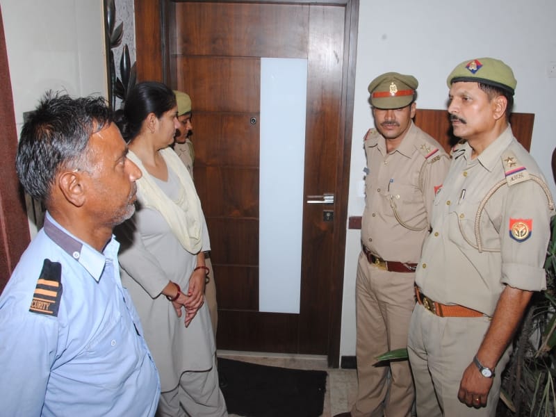 raid in agra in house of fraud on the order of DGP sulkhan singh