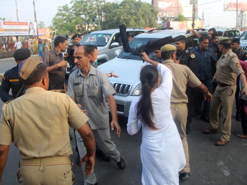 students stop chief minister adityanath vehicles in Lucknow.