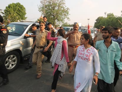 eight students suspended in lucknow university for protesting chief minister
