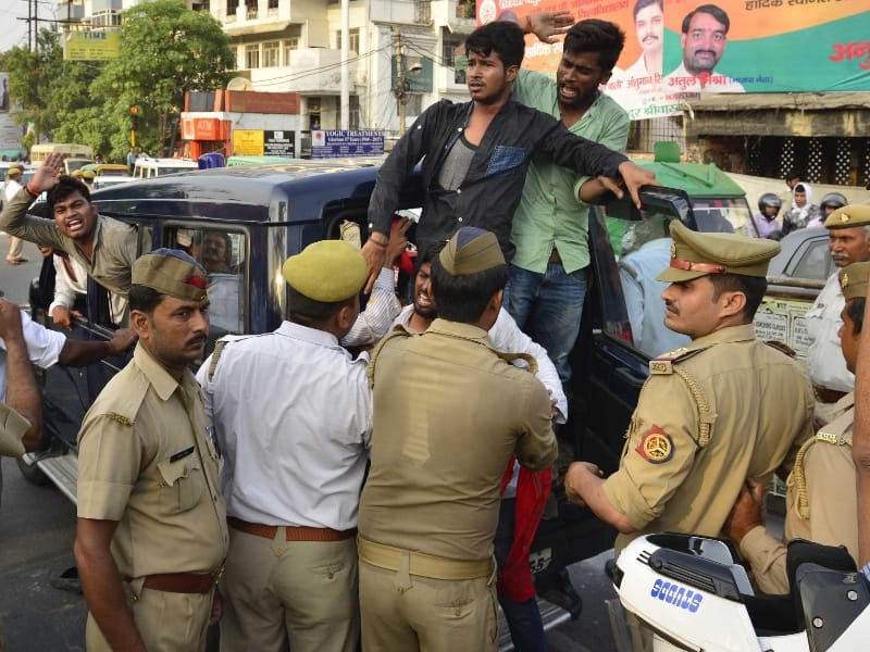why students show black flag to chief minster adityanath.