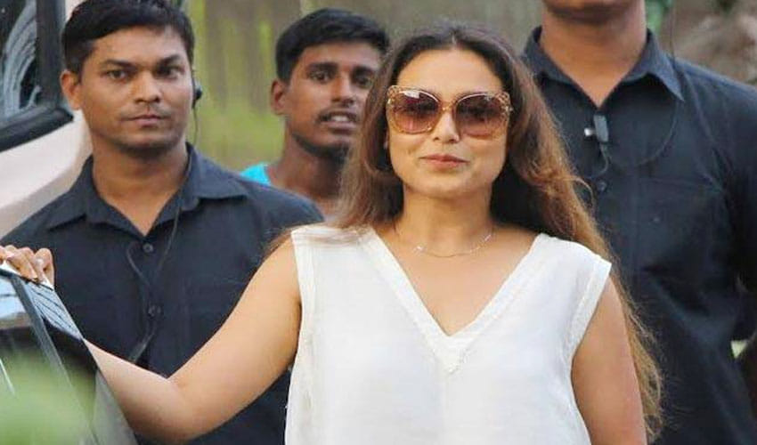 This odd outfit of Rani Mukerji make us believe that she is still following the nineties fashion