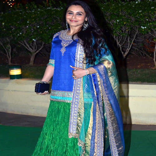 This odd outfit of Rani Mukerji make us believe that she is still following the nineties fashion