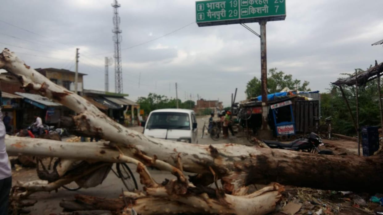 तेज आंधी और बारिश ने मचाई तबाही