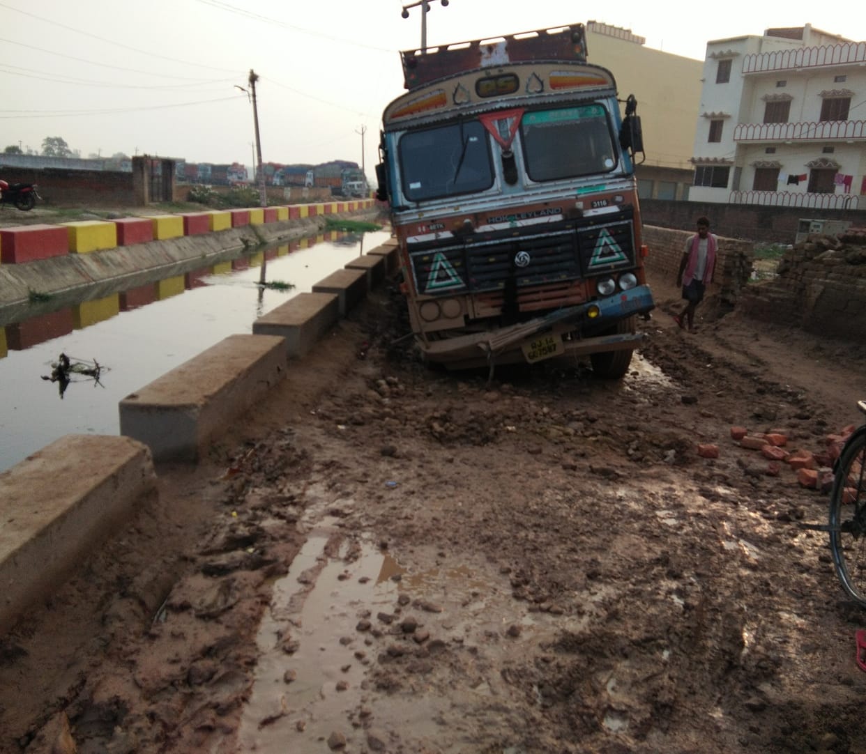 Traffic halt on second day after truck collapsed