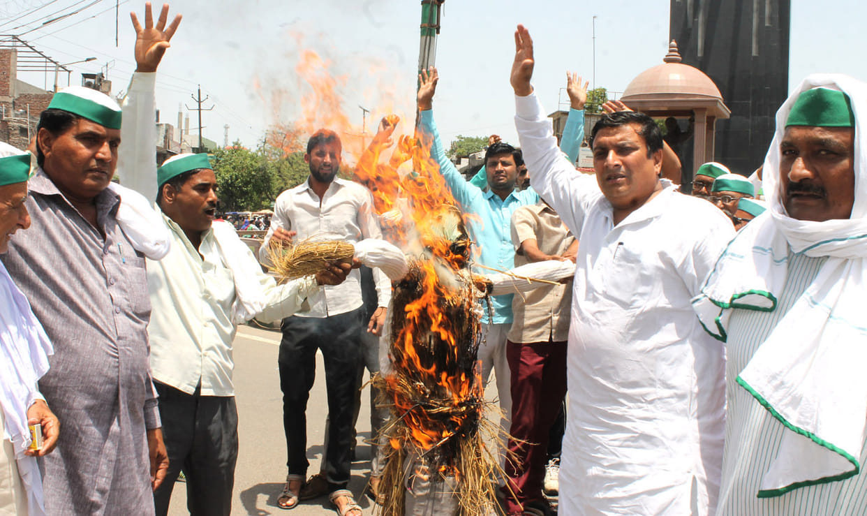हिंदू युवा वाहिनी ने नरेश अग्रवाल का फूंका पुतला