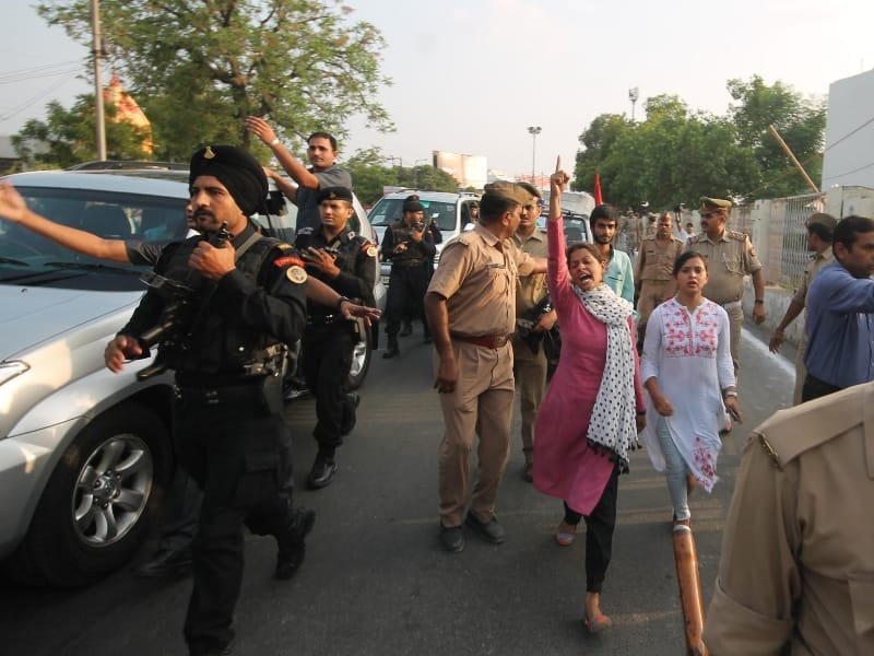 why students show black flag to chief minster adityanath.