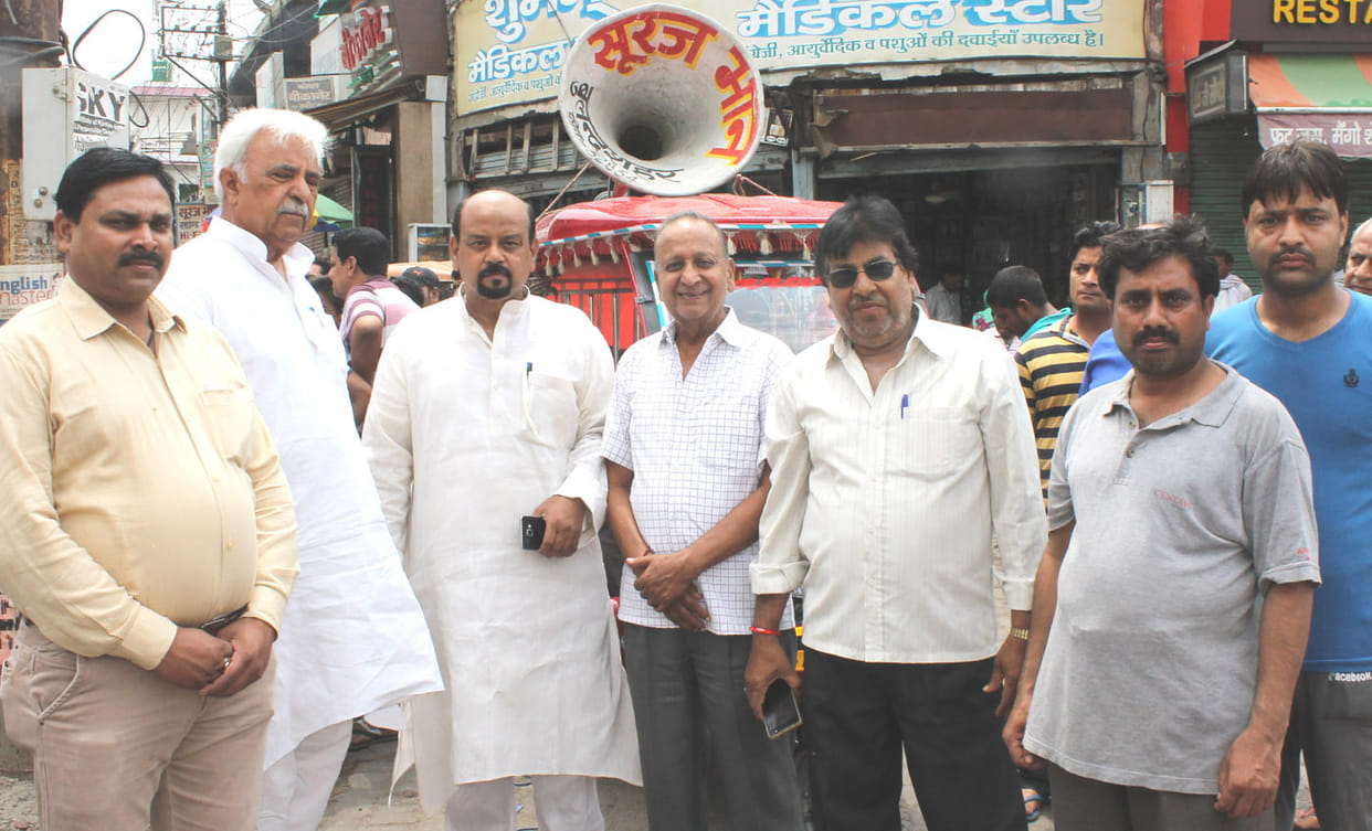 Electricity and businessmen face-to-face performance