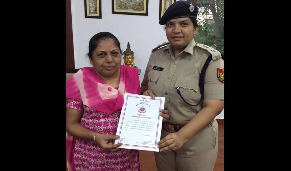  delhi woman caught chain snatchers, rewarded by police
