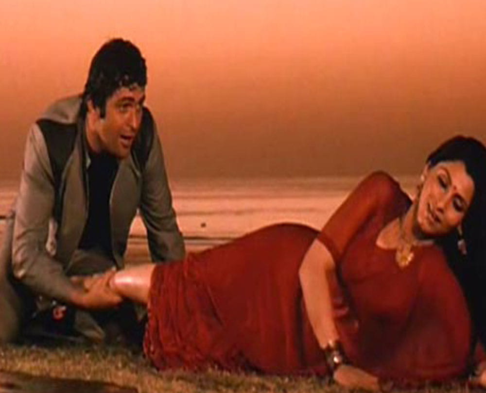 Dimple Kapadia wardrobe malfunction during 'Sagar' Movie starring Rishi Kapoor