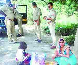 Husband and wife looted
