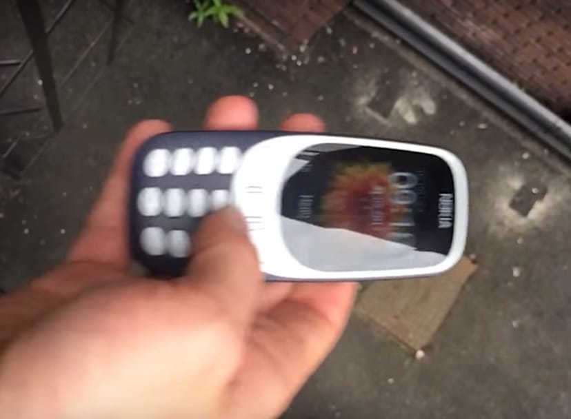 वीडियो में देखें जब नोकिया 3310 को चौथी मंजिल से फेंका गया Nokia 3310