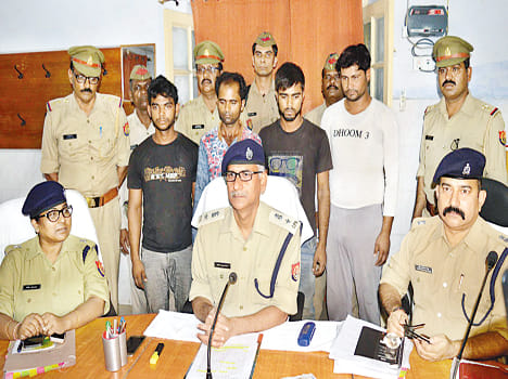 Four crooks of Kanpur country arrested in Lodged truck loaded with cold drink