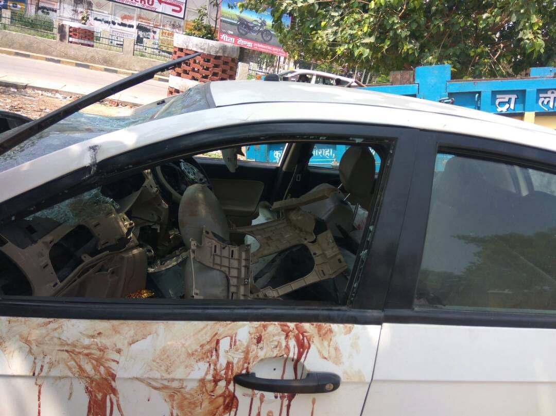 car collapse with devider in faizabad