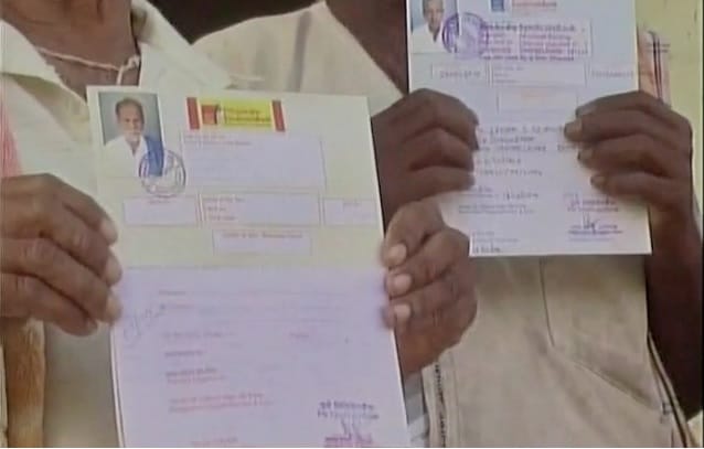 Karnataka: After 3 years of drought farmers in Hubli given crop loss compensation