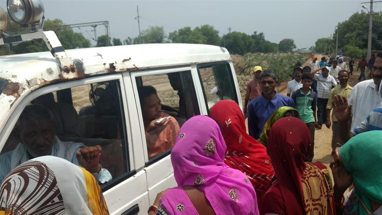 तहसीलदार की लापरवाही, बिना नोटिस घर किया सील