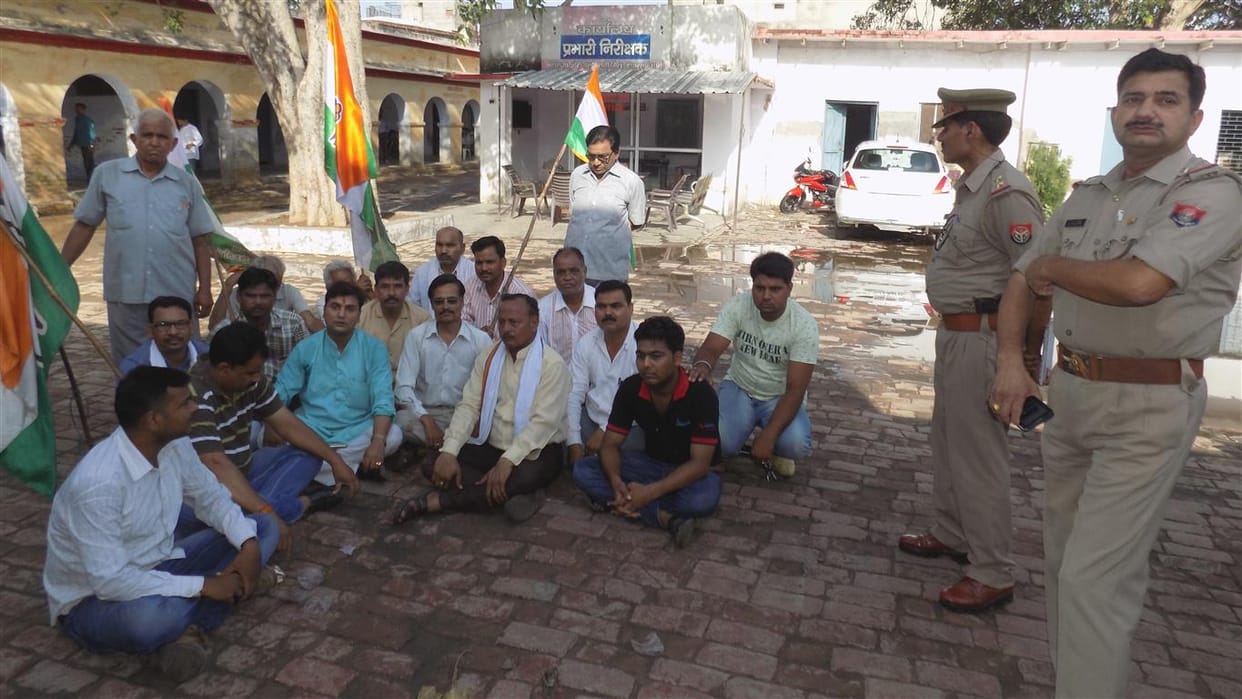 Hathras congres workers Protest against arrest of Rahul Gandhi