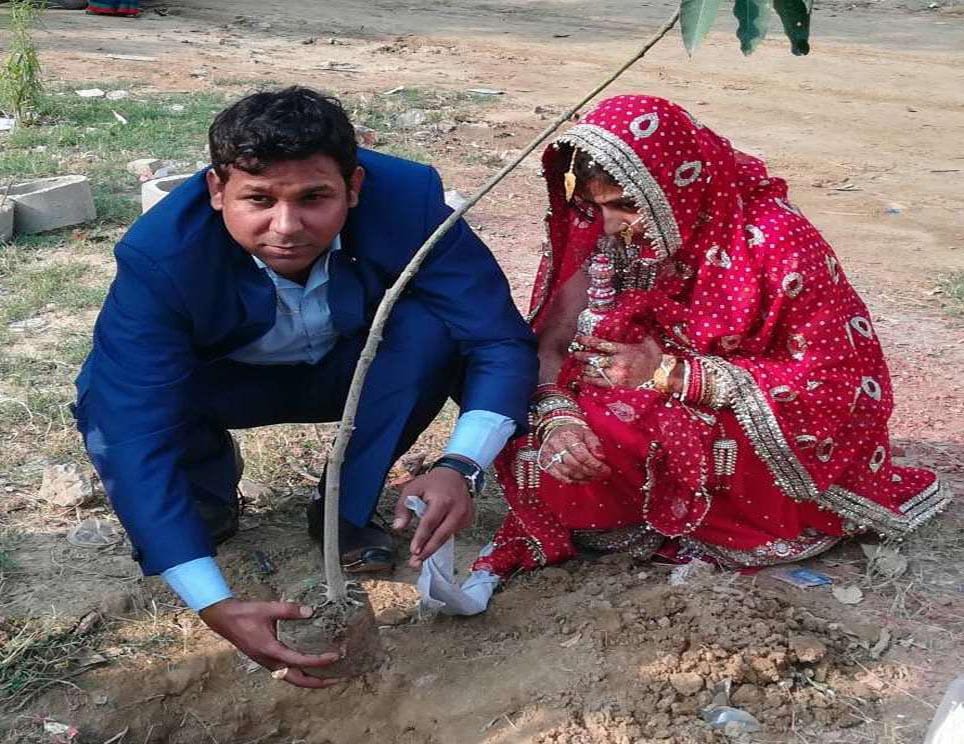 varanasi newly married couple plant tree before enter in house