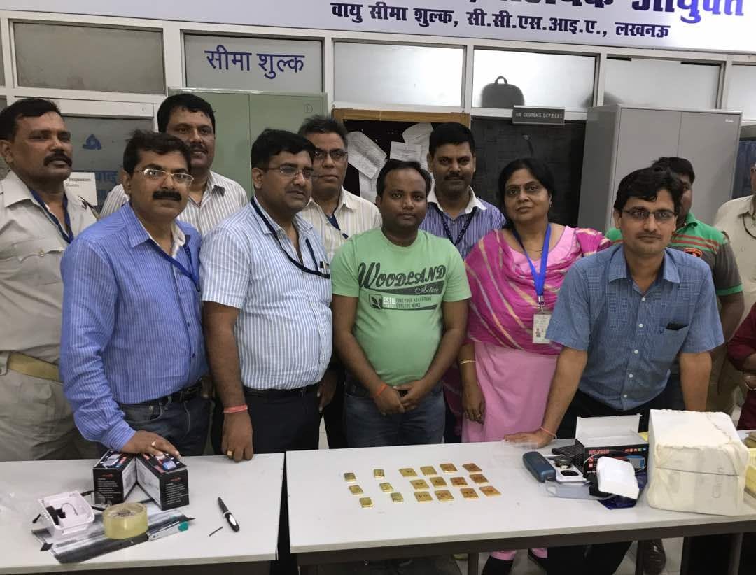  two people get caught with gold on lucknow airport.