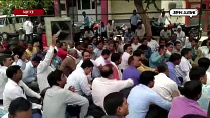 A DHARNA AGAINST GRAM PRADHAN TO ASSAULTED VILLAGE DEVELOPMENT OFFICER IN AGRA 