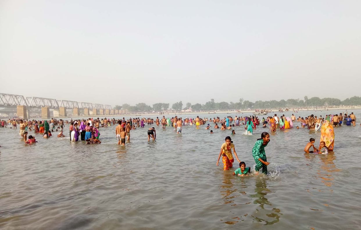 शनि अमावस्या पर गंगा स्नान को उमड़े श्रद्धालु