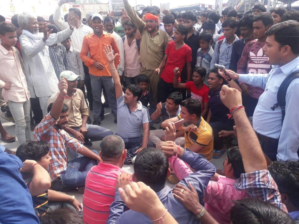 kasganj bareilly railway route shut after fight among railway police and loco pilot in kasganj
