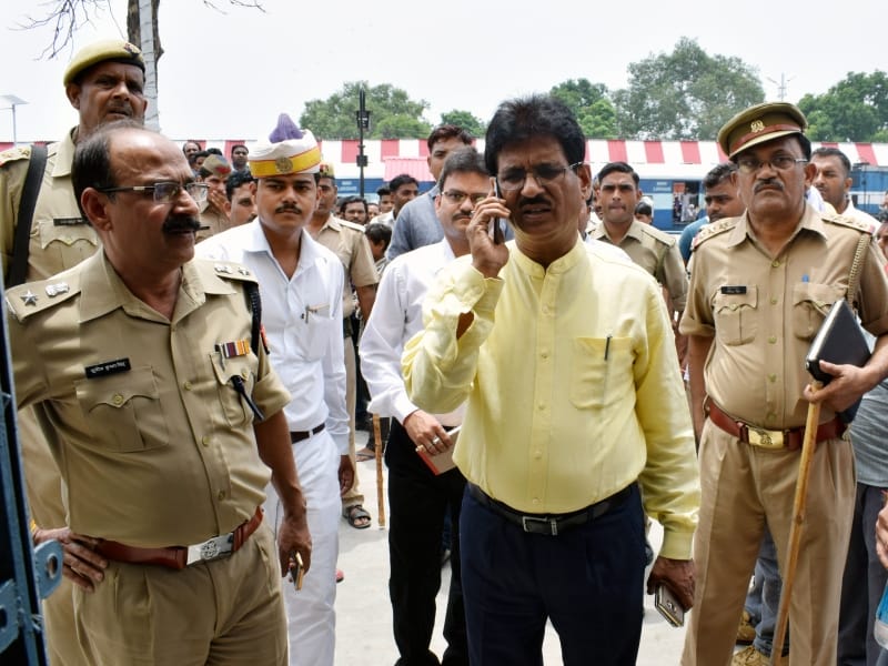 fear spread at kasganj railway station after fight