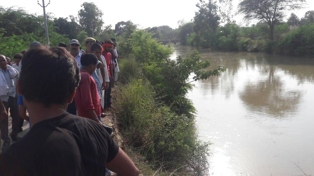  jeep drowned in sultanpur lake