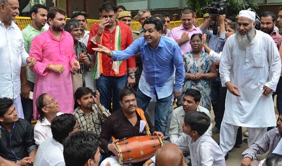  sacked Delhi minister Kapil Mishra stopped to enter in kejriwal janta darwar