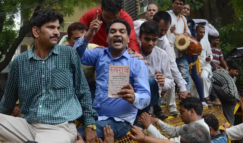  sacked Delhi minister Kapil Mishra stopped to enter in kejriwal janta darwar