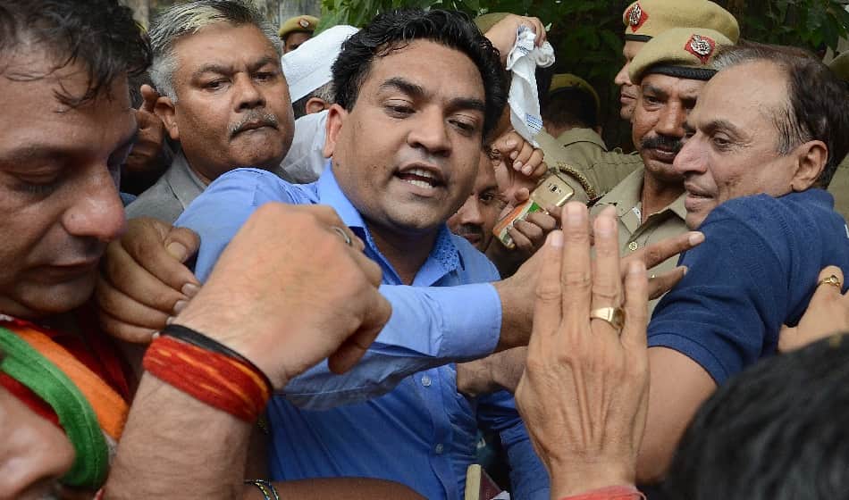  sacked Delhi minister Kapil Mishra stopped to enter in kejriwal janta darwar