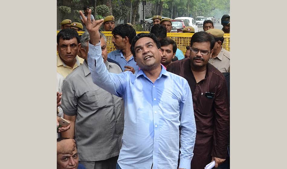  sacked Delhi minister Kapil Mishra stopped to enter in kejriwal janta darwar