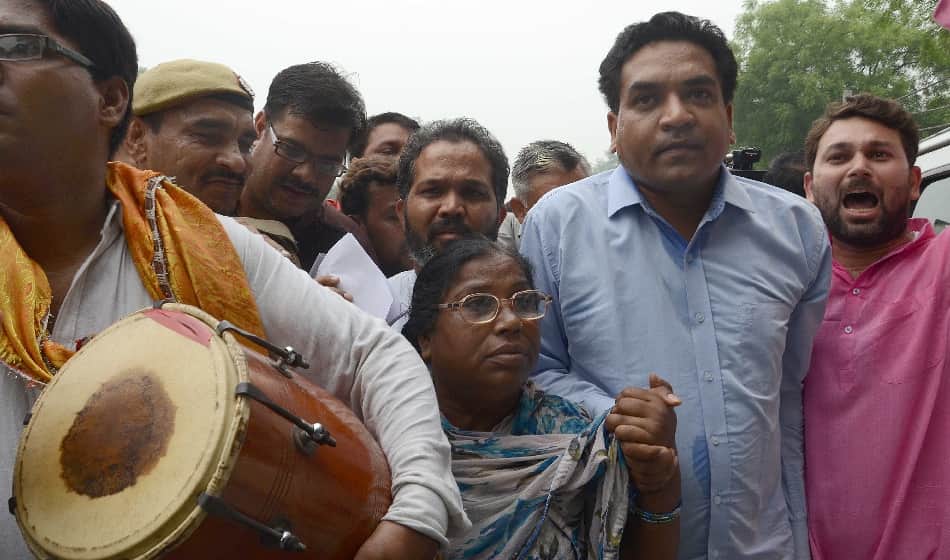  sacked Delhi minister Kapil Mishra stopped to enter in kejriwal janta darwar