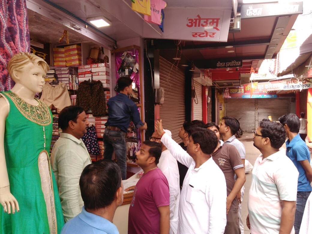 market shut down in mainpuri after murder of jweller and loot