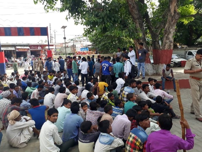 People of Dalit society who reached the Charathawal police station