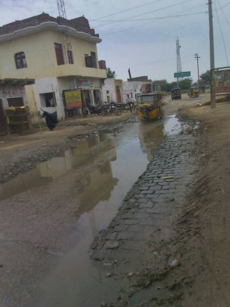 टीबी सेंटर को नहीं मिला पक्का रास्ता, गड्ढा बना आफत