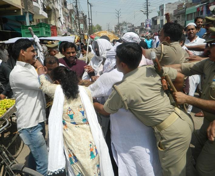 Chandauli Policeman and Congress worker screaming to blow PM Modi effigy