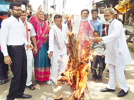 Congressmen blow the effigy of Prime Minister