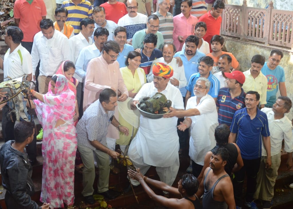 minister prabhu lal saini clean the lake with the people