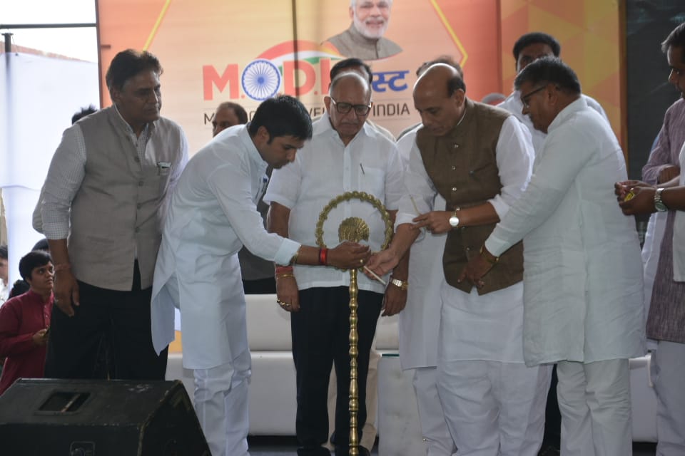 Modi fest: Rajnath in Jaipur